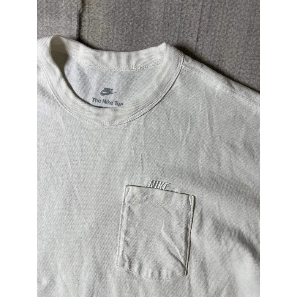 Nike Pocket T-Shirt Mens Medium White Loose Fit Minimalist Streetwear Tee